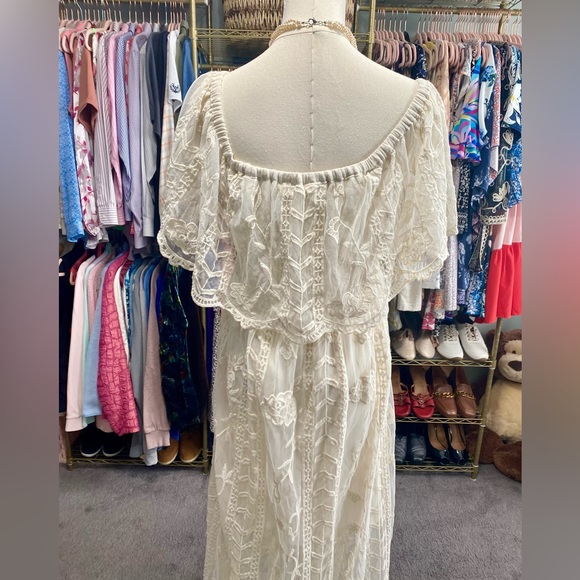 Everyday Chic Boutique FLORAL LACE MAXI, CREAM DRESS. Size Small. - Picture 5 of 14